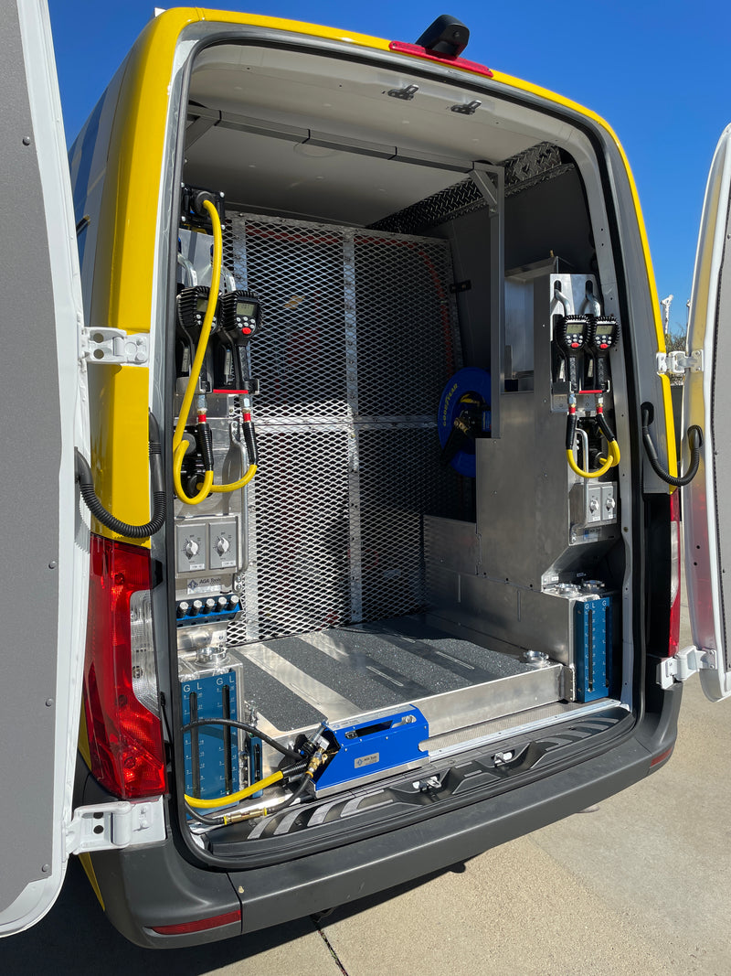 The Full-Size Mobile Van Oil System has several components, including four 10g tanks for new oil, providing a total storage capacity of 40g. Additionally, a 35g oil waste tank is used to dispose of used oil properly.
